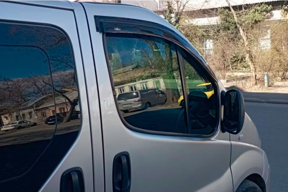Renault Trafic 2001–2015 гг. Ветровики на окна (2 шт, HIC) Image